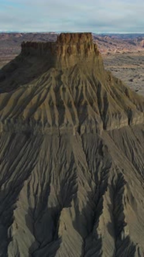 Vue aérienne verticale d'un paysage semblable à la lune, de badlands de grès gris et de Factory Butte, Utah, États-Unis