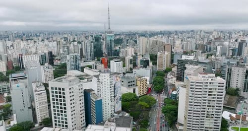 Vista aérea da Avenida Paulista e dos arranha-céus, Brasil.