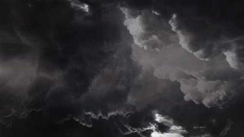 una tormenta en nubes oscuras 4k