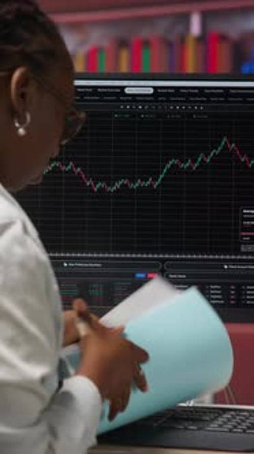 Vertical Video Day Trader Using PC to Sell Stocks Aiming to Capitalize on Market Trends