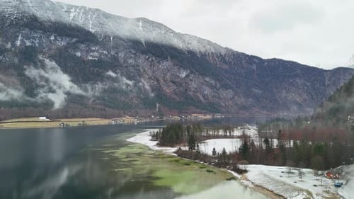 Vue aérienne du lac Hallstatter See et des montagnes enneigées, Autriche.