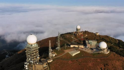 Antennen, Basisstationsausrüstung mit sphärischem Turm und hohen Mobilfunkstrukturen über c