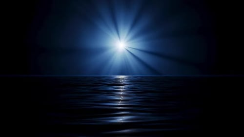 Les rayons de lumière brillent et traversent la surface de la mer la nuit