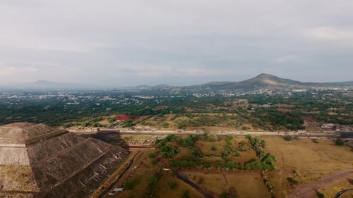 Dolly im Luftflug auf der Sonnenpyramide in Teotihuacan mit Blick auf die Avenue of the Dead (rechts)