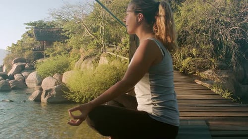 Practicante de yoga adulta sana, practicando yoga, meditación y poses en Beautiful