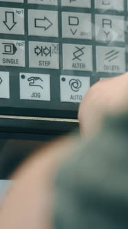 La pantalla de la máquina CNC muestra los parámetros del programa para una fabricación precisa