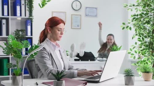 Résistance au stress au travail Jeune femme occupée à lunettes travaillant sur un ordinateur portable sur fond de