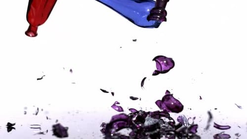 Bouteilles en verre brisées dans une destruction colorée