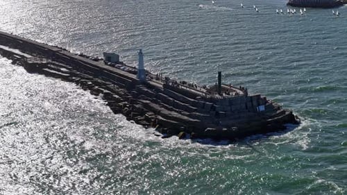 La statue du Christ Rédempteur se dresse sur la rive de Mar Del Plata, mettant en valeur l'emblème de l'Amérique du Sud