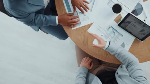 Collègues, projet et poignée de main pour un accord, formalités administratives et équipe chargée d'un accord de fusion ou d'une réunion