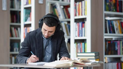 Schüler hören sich den Kurs online an und machen sich Notizen