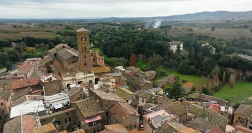 Perspectives aériennes de la co-cathédrale de Sutri et du paysage urbain enchanteur ci-dessous