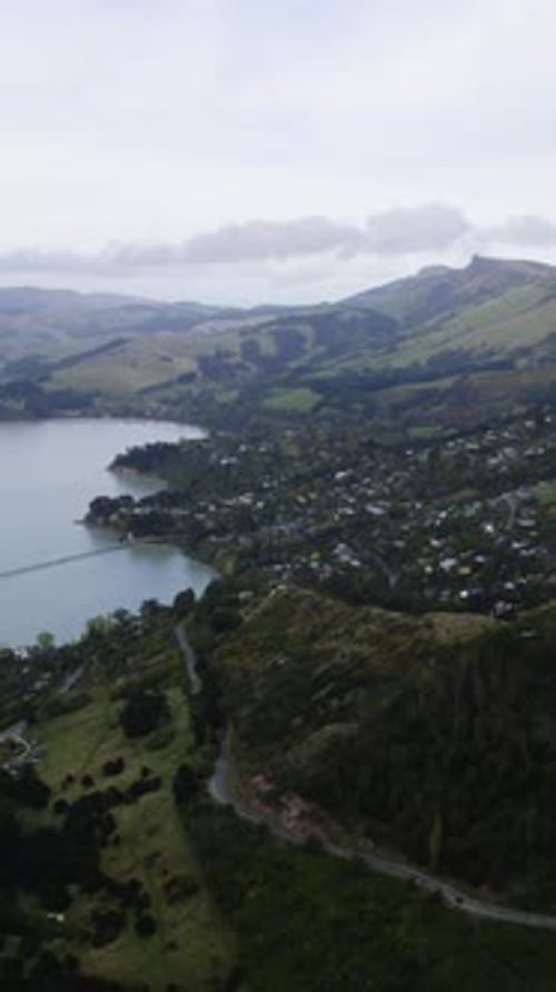Retrato aéreo em direção à cidade de Governors Bay em Canterbury, Nova Zelândia