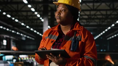 Una ingeniera supervisa la producción en tabletas en Industry Hall