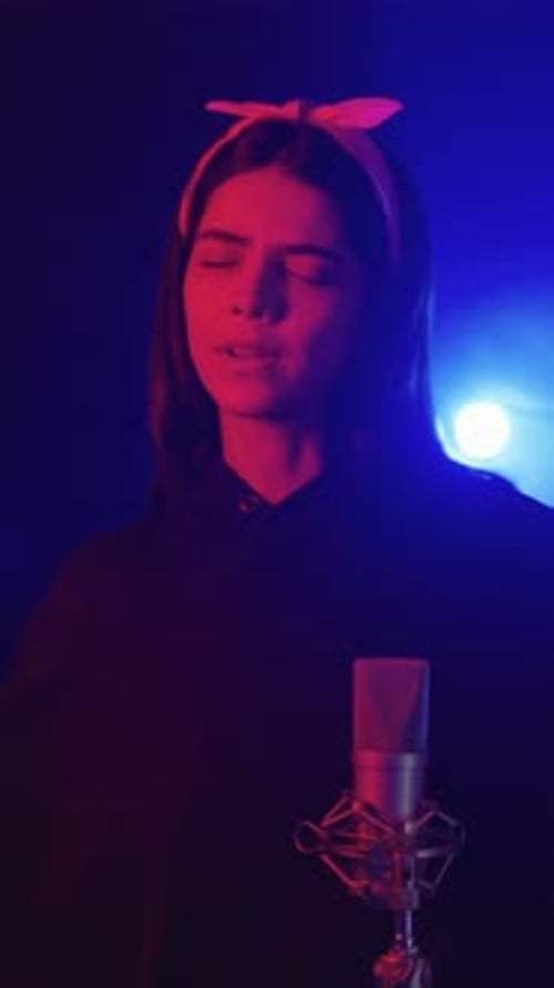 Joven cantante tocando en vivo en Cámara lenta