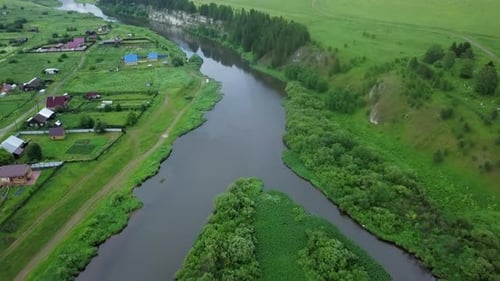 Une vue aérienne époustouflante d'un magnifique paysage verdoyant avec une rivière et un village pittoresque