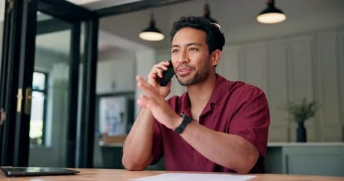 Conversation, appel téléphonique et homme à la maison avec des recherches pour la relecture