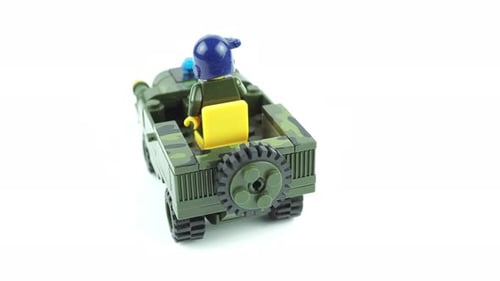 Rotierender grüner Militärjeep mit einem Soldaten.