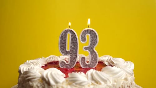 1. Une bougie en forme de chiffre 93, coincée dans un gâteau des Fêtes, est soufflée. Fêter une naissance