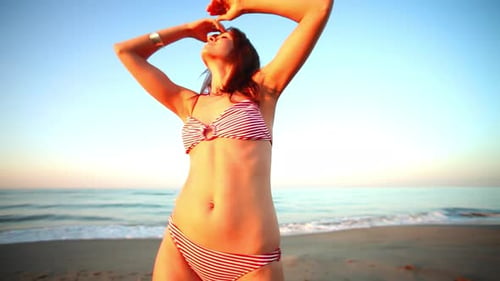 Mujer bailando en la playa