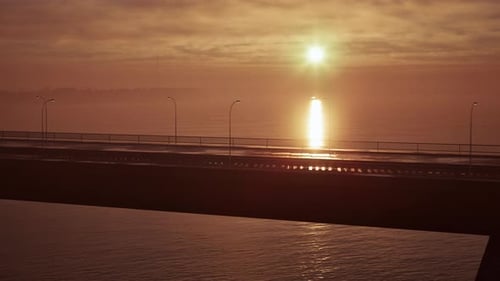 Sonnenuntergang über dem Meer mit Brücke im Vordergrund Wunderschöner Sonnenuntergang
