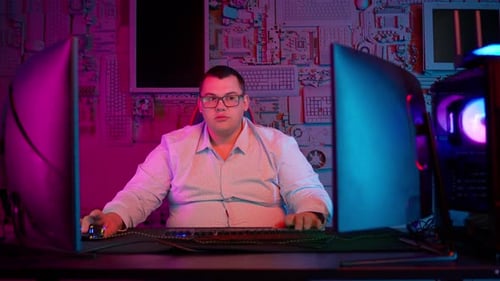 Fat Programmer mit Shirt