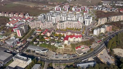 Zeitgenössische Wohngebäude in der Stadt. Außenansicht des modernen Designs einer mehrstöckigen Wohnung