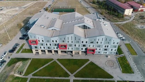 Luftaufnahme des einzigartigen Architekturdesigns des Universitätscampus