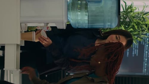 Vídeo vertical: diverso equipo de desarrolladores de software que compara códigos fuente