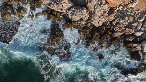 La rotation du Drone autour de son axe avec une vue magnifique sur la mer, les vagues se brisent parfaitement en mousse