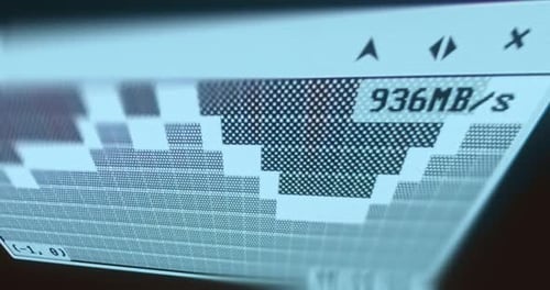 Proceso de transferencia de datos y un patrón pixelado