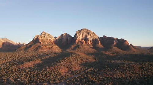 LUFTBILD: Aufnahme von Felsformationen und Landschaften in Sedona, Arizona, an einem sonnigen Tag
