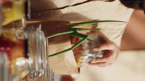 Cliente de vídeo vertical que utiliza una bolsa de papel en Bio Store