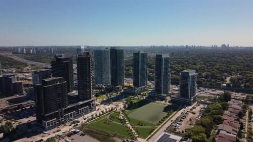 Barrido aéreo de apartamentos de nueva construcción con el horizonte de Toronto