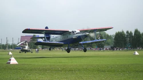 Nowosibirsk, Russland, 31. Juli 2016: Großes Flugzeug startet. Flieg rein