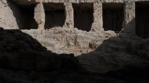 Vue extérieure d'une ancienne nécropole romaine à Anavargos Paphos, Chypre.