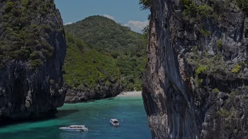 Panorama aéreo à esquerda revelando praia escondida e baía turquesa — Ilhas Phi Phi