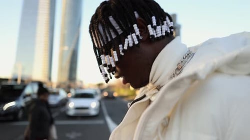 jeune homme africain avec des dreadlocks dans la ville
