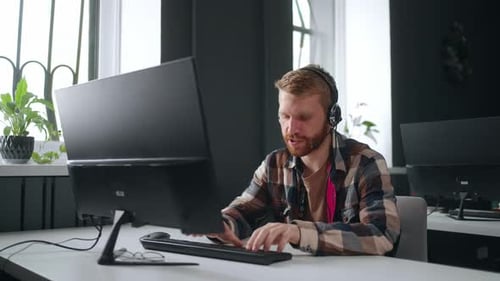 Call Center of Tech Support Kundenservice Porträt eines männlichen Mitarbeiters mit Headset und Mikrofon