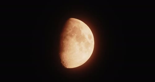 La lune rouge vif se déplace lentement
