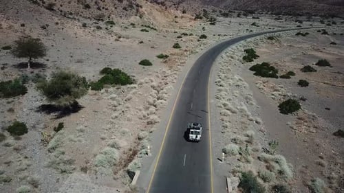 Visão de drone ao dirigir na estrada na África. Cordilheiras etíopes. Clima quente