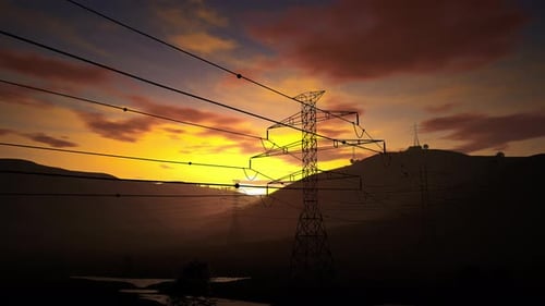 Hochspannungsmast auf Bergen bei Sonnenuntergang. 4K-Zeitraffer des Sonnenuntergangs