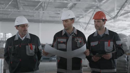 Drei Ingenieure planen die Arbeit. Gruppe kaukasischer Menschen mit Schutzhelm
