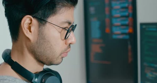 Nahaufnahme junger Erwachsener Asien männlich freiberuflich Brille tippen schreiben Aufforderung KI Bot IT App Programm Nomade