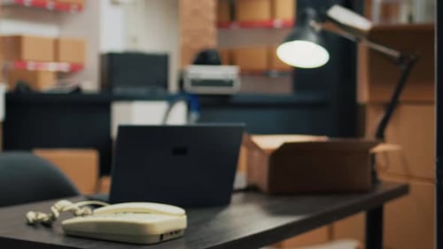 Espace de bureau vide dans un entrepôt rempli de colis en carton