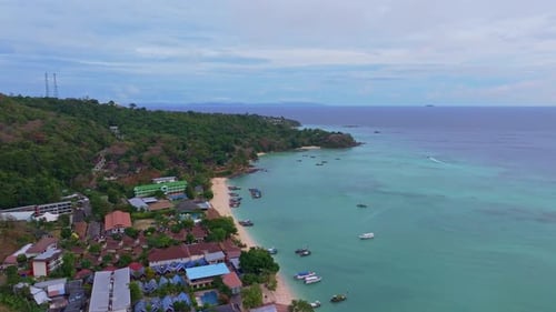 El alojamiento llena la pintoresca costa de Koh Phi Phi, Tailandia