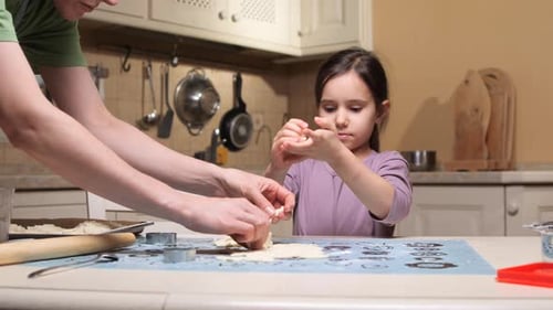 Mutter und Tochter backen Kekse in der Küche