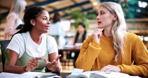Étudiez, comptez ou étudiez avec des amis à l'université avec des livres, la gestion des tâches ou des étapes d'un projet de groupe