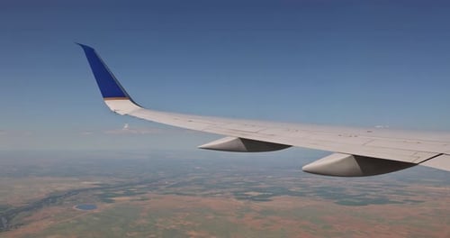 Im Hintergrund sehen Sie ein Flugzeug, ein Flügelflugzeug, das über einem flauschigen, bewölkten Himmel fliegt, wie zu sehen