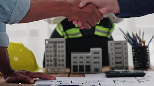 Remue-méninges et évaluation des estimations sur les dessins de construction, la conception, l'architecture et l'ingénierie